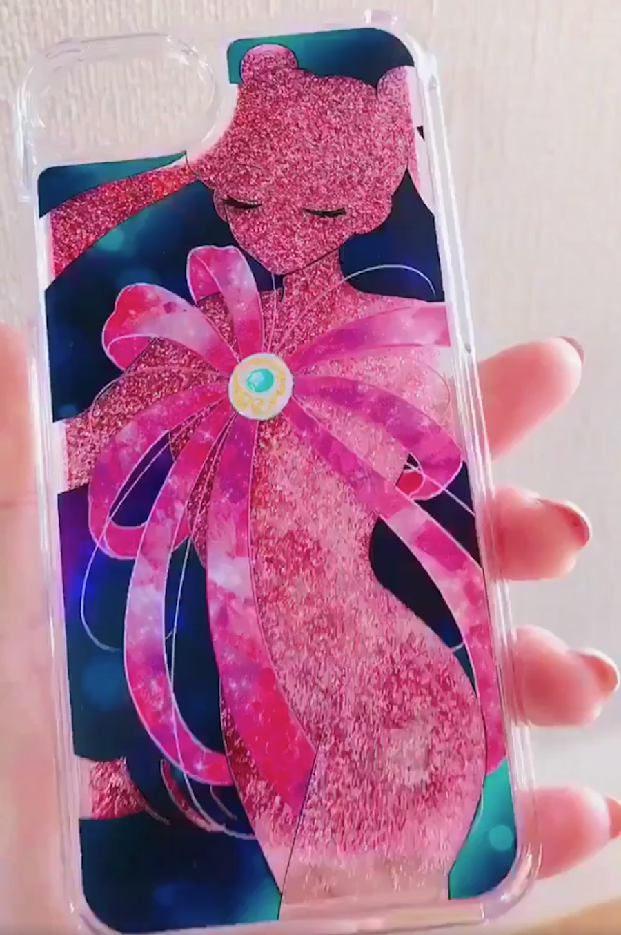 うさぎちゃんが手の中で変身 セーラームーンの自作iphoneケースが美しすぎる