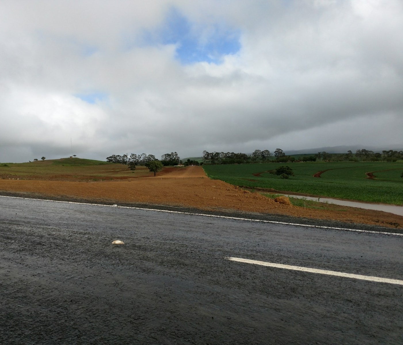 A rodovia leva direto à entrada da fazenda, que agora tem poucos metros de terra.