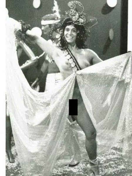 A modelo Enoli Lara desfilou assim em 1989 na escola de samba União da Ilha.
