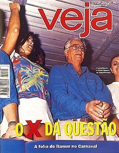 Em 1994 o então presidente Itamar Franco foi ver a os desfiles das escolas de samba do Rio de Janeiro e acabou saindo nesta foto ao lado da modelo Lilian Ramos sem calcinha.