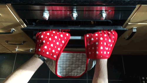À chaque fois que vous ouvrez la porte du four, la température redescend. Ça empêchera le gâteau de bien monter et ralentira la cuisson. Faites preuve de patience — et regardez à travers la porte si besoin est — mais n’ouvrez pas la porte avant que le minuteur ne sonne.