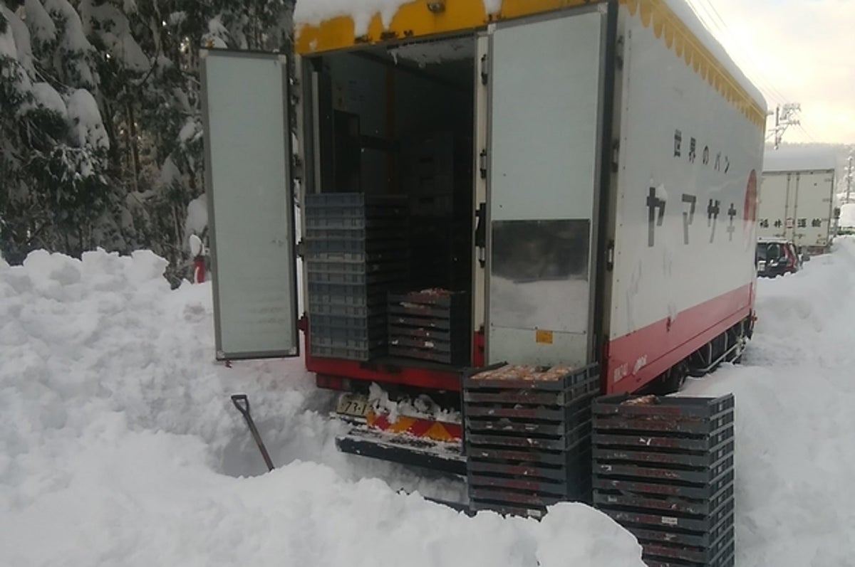 大雪で立ち往生 積み荷を配ったヤマザキパンの 神対応 4年前にも同じことが