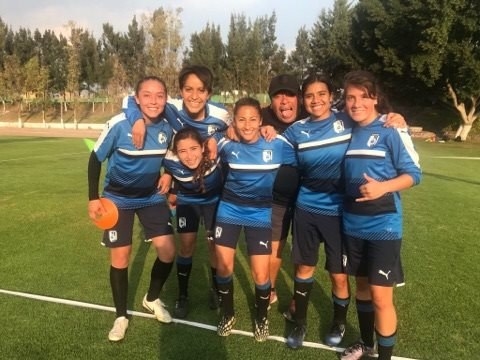 En la Liga hay jugadoras que son estudiantes o mamás, pero hay otras que tienen un trabajo de tiempo completo para poder costear su participación en los torneos. Esto significa que por más que quieran, no pueden dedicarse al cien por ciento a entrenar. Por ejemplo, Tamara García es parte del plantel de Querétaro y combina el representar a su equipo con sus funciones en el departamento de Fomento Deportivo de la Policía Federal.