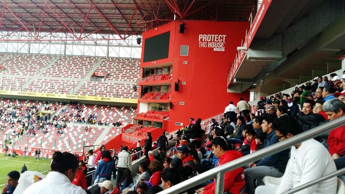 Visitar un estadio para ver un partido femenil cuesta entre 20 y 40 pesos. Ir a un partido de la Liga Mx del Cruz Azul vs. Necaxa, te va a costar 150 pesos. Los equipos decidieron tener precios más bajos para incentivar a los fans del futbol a que apoyen a los equipos femeniles, pero no deberías ser así...
