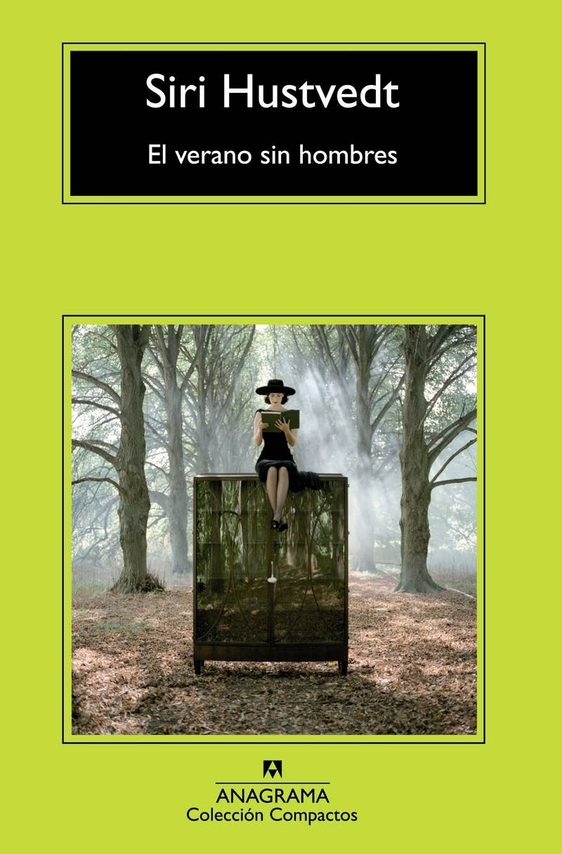 Por qué: por el soplo de aire fresco que supone el que un libro no incluya a un solo personaje masculino pero dé voz a cuatro generaciones distintas de mujeres. La protagonista de esta novela es una mujer en proceso de divorcio que se marcha al pueblo de su madre a dar clases de poesía un verano. Y así se tejen lazos entre mujeres: entre ella y su hija, entre ella y su vecina, inmersa en una relación de maltrato, entre ella y su madre, pero también con el resto de ancianas de la residencia y entre ella y el grupo de adolescentes a las que da clases.Una frase: “Desprovistos de nuestra intimidad y vistos desde cierta distancia, todos somos personajes cómicos, bufones ridículos que avanzamos a trompicones por la vida”.Puedes conseguirlo aquí por 7,50 €.