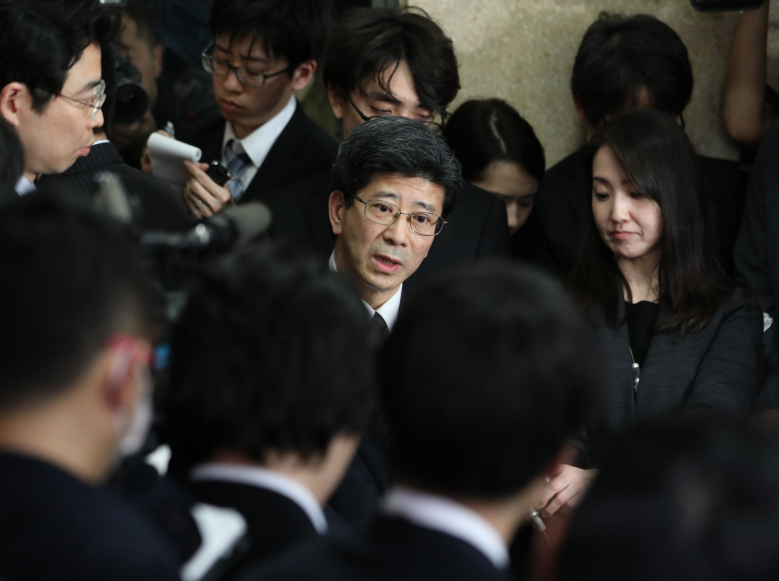 朝日新聞が3月2日に特報してから国会で取りざたされ、財務省による調査が進んでいた、この問題。その報道によると、もともとの決裁文書から「特例」という文言や、交渉経緯が丸ごと削除され、国家議員に開示されていたという。当初は報道の真偽を問う声もあがっていたが、関係者の自殺や、当時理財局長だった佐川宣寿・国税庁長官の辞任が重なり、疑いは深まっていた。
