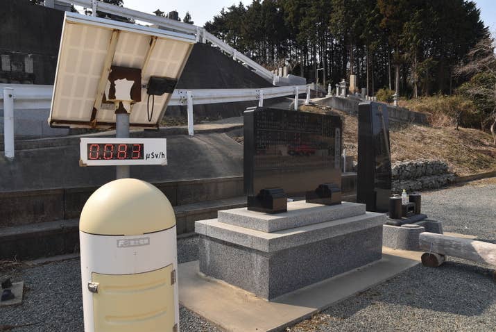 慰霊碑の横に設置されたモニタリングポスト（福島県南相馬市）