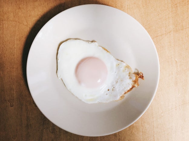 If you're like us, your fried eggs turn out a lot like this: tasty, but not necessarily at the ~Instagram aesthetic~ level you'd find at your fave brunch place or fancy hotel breakfast bar.