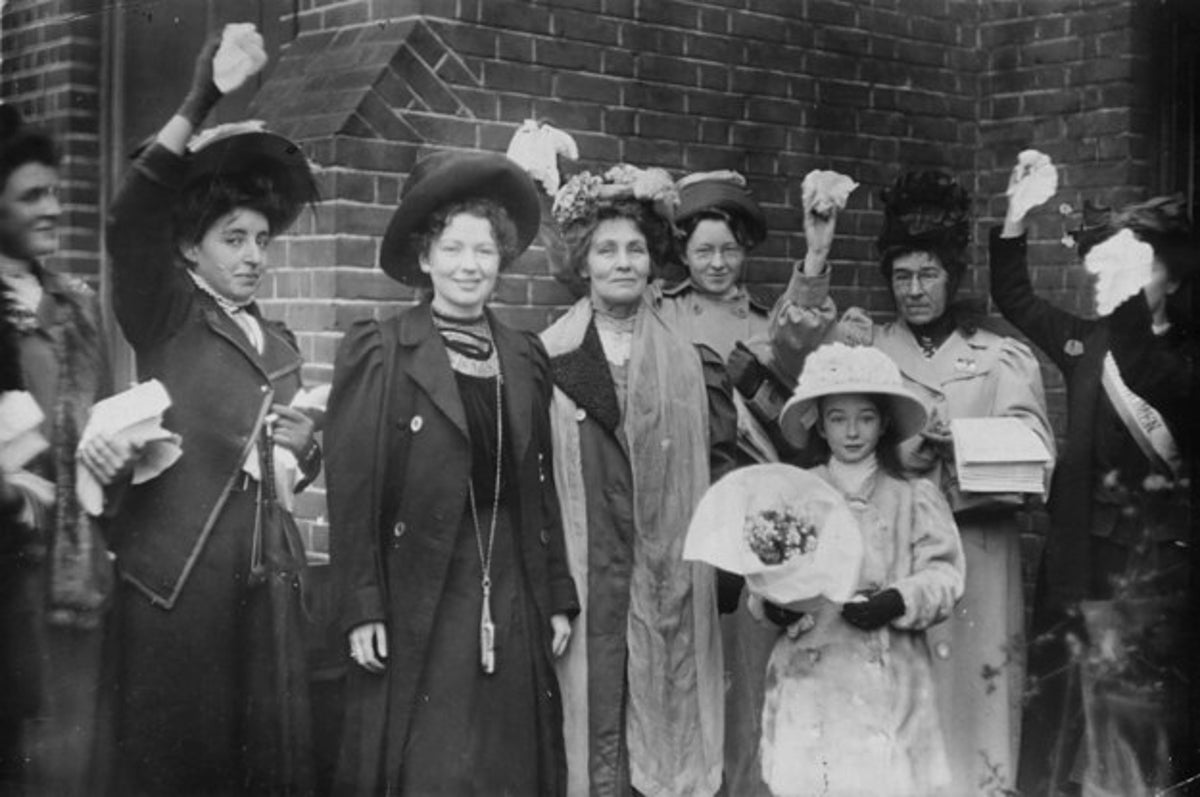 100年前の英国で 女性参政権を求め身体を張って闘った人々の写真