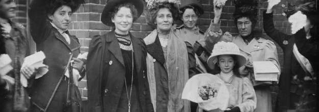 100年前の英国で 女性参政権を求め身体を張って闘った人々の写真