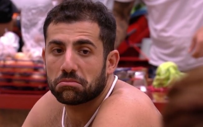 "Ano passado fiquei interessada num boy paraguaio da universidade. Eu sempre me arrumava esperando ele aparecer na aula, ia toda linda. Teve um dia mesmo que eu fui toda sexy com um vestido decotado mostrando a renda do meu sutiã, batom vermelho e uma meia bem sexy toda preparada pra atacar. Só que, todos os dias que eu me arrumava, ele faltava. No dia em que eu fui feia, ele apareceu. Eu, muito doida, inventei que tinha que fazer uma pesquisa com gringos (maior rolê pra inventar essa pesquisa) e peguei o número dele. Então enviei a tal 'pesquisa' e depois meio que me declarei dizendo que achava ele gatinho, interessante e tal. E o desgraçado respondeu um: 'Obrigado, tenha um bom dia.'" - Rita Paiva