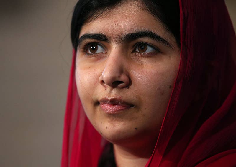 Cuando Yousafzai tenía solo 11 años, los talibanes comenzaron a atacar su escuela en Pakistán. Eso la inspiró a dar un discurso, &quot;¿Cómo osan los talibanes quitarme el derecho fundamental a la educación?&quot;, que derivó en una columna periódica anónima en la BBC. A pesar de las amenazas de muerte, siguió asistiendo a la escuela, hasta que fue tiroteada por los talibanes cuando volvía a casa de la escuela, en 2012. Tras recuperarse, aumentó su defensa de los derechos humanos y la educación. Fundó la ONG Fundación Malala, que trabaja para garantizar el derecho de las chicas a un mínimo de 12 años de educación de calidad. También escribió un libro, Yo soy Malala, y se convirtió en la ganadora del premio Nobel más joven, con 17 años.