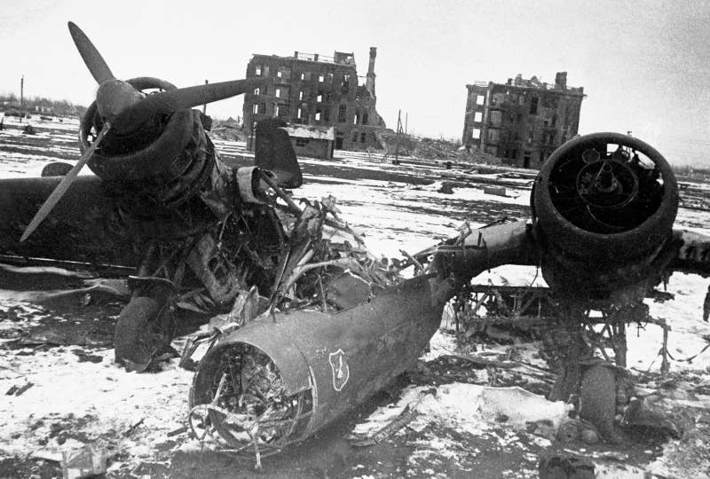 Estas intrépidas adolescentes soviéticas no se quedaron paradas cuando vieron los tanques nazis avanzar por Stalingrado en 1942. Algunas no tenían entrenamiento de combate y, aún y todo, se las arreglaron para destruir 83 tanques y derribar 14 aviones, entre otras cosas. Gracias a ello, frenaron a las tropas contrarias durante algunos días. ¿Lo mejor de todo? Los alemanes no se dieron cuenta de que habían estado luchando contra unas mujeres jóvenes hasta que, por desgracia, vencieron al regimiento durante la batalla.
