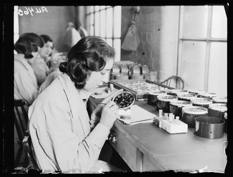 En la década de 1910, muchas adolescentes y mujeres jóvenes trabajaron como pintoras de diales, usando radio luminiscente y, sin que ellas lo supieran, también letal, para pintar las esferas de relojes. Las llamadas &quot;Chicas del radio&quot; llevaron, sin saberlo, radio tóxico hasta sus bocas y rostros, lo que con el tiempo les produjo tumores, pérdida de dientes y, en algunos casos, que las mandíbulas se les cayeran totalmente. Mientras sus cuerpos se destruían lenta y dolorosamente, lucharon por exigir responsabilidades a sus patrones en relación a su salud. Las mujeres decidieron enfrentarse a sus patrones, aunque algunas estaban en su lecho de muerte, y su esfuerzo llevó a que, con el tiempo, se creara la Administración de Seguridad y Salud Ocupacional (OSHA). Antes de que se creara la OSHA, 14 000 personas morían en el trabajo cada año; hoy son pocas más de 4500.