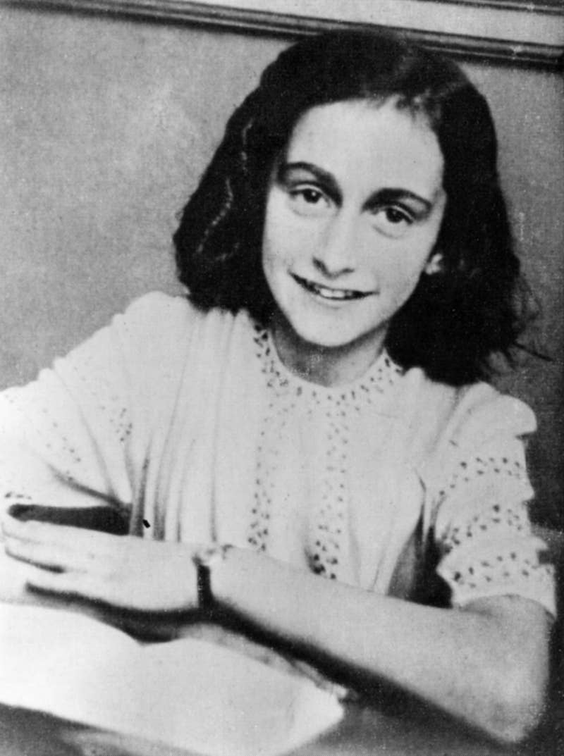 Frank recibió su diario justo antes de que ella y su familia se ocultaran en Amsterdam en 1942. En él, escribió sobre los peligros de ocultarse de los nazis, así como sobre muchas de las cosas en las que piensan las adolescentes: los chicos que le gustaban, las peleas con su hermana y su sueño de convertirse en periodista. Después de que su padre Otto, el único superviviente de los ocho judíos que se ocultaron en la casa, publicara su diario, el cual ha sido desde entonces traducido a 70 idiomas, su candidez e sus reflexiones abrieron los ojos de la gente al Holocausto y a cómo las persecuciones y el genocidio afectan a las personas corrientes. Otto también creó la Fundación Ana Frank en nombre de su hija, que lucha contra el antisemitismo y el racismo en todo el mundo.