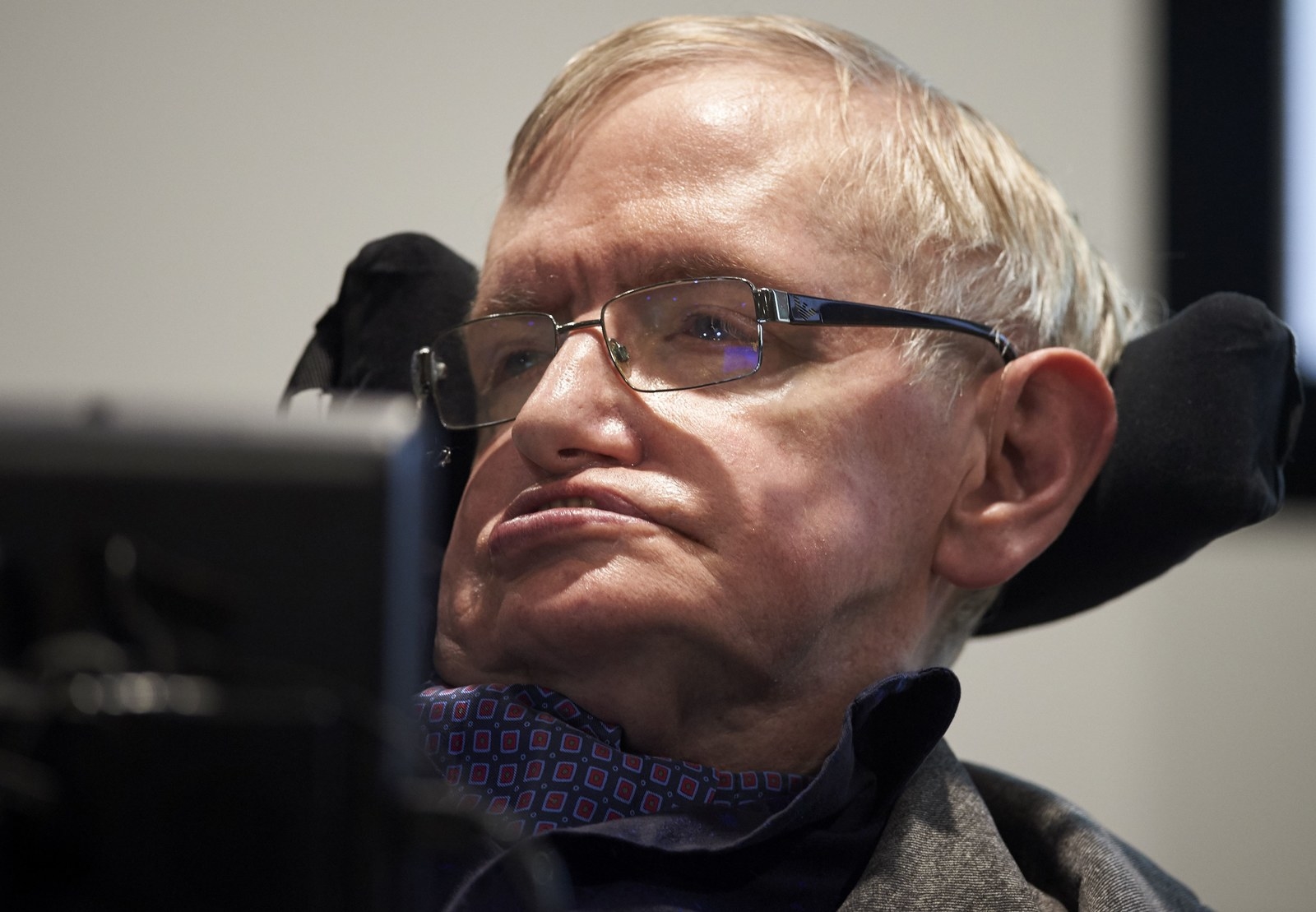 Hawking logró su prestigio dentro de la sociedad científica a principios de la década de 1970 cuando explicó el fin de los agujeros negros y el origen del universo. Su fama se expandió en 1988 cuando publicó Breve historia del tiempo, un best-seller que lo convirtió en una estrella de la astrofísica, al mismo tiempo que estaba en silla de ruedas, su voz robótica exploraba los misterios cósmicos