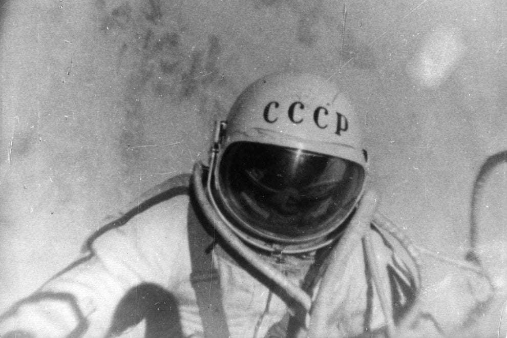 когда первый человек вышел в открытый космос