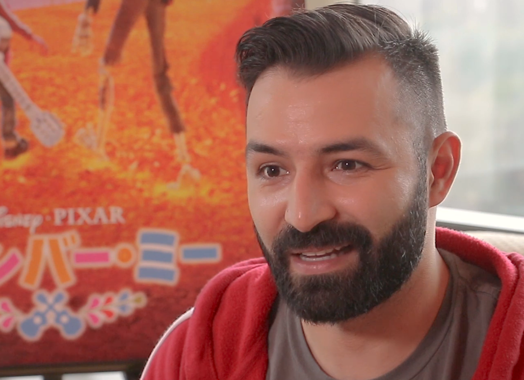 BuzzFeed Newsの取材に答えるエイドリアン・モリーナ共同監督