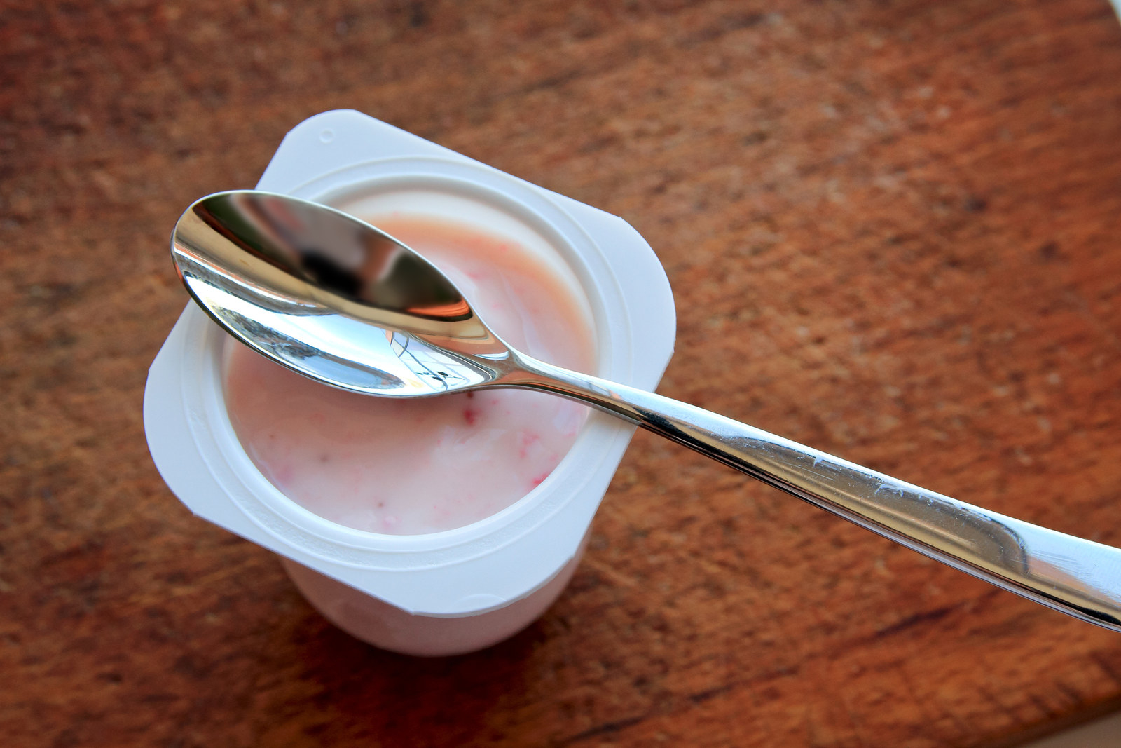Si quieres comer sano y te gusta el yogur, elige el natural porque el saborizado tiene mucha azúcar. De hecho, la supuesta fruta que tiene, es muy probable que sea inexistente y solo se trate de químicos que le dan ese sabor. :(