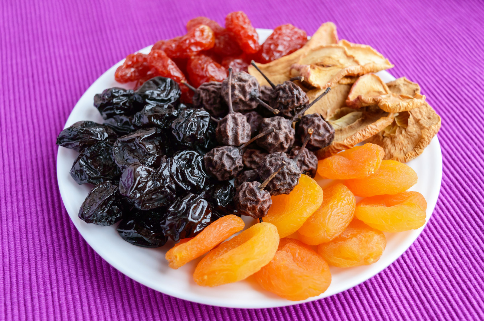 Es común que, cuando queremos comer mejor, elijamos los frutos secos como botana, pero no son tan saludables como pensamos. Tienen mucha azúcar y conservadores para alargar su vida. Lo recomendable es checar siempre la información de nutrición que traen sus empaques.