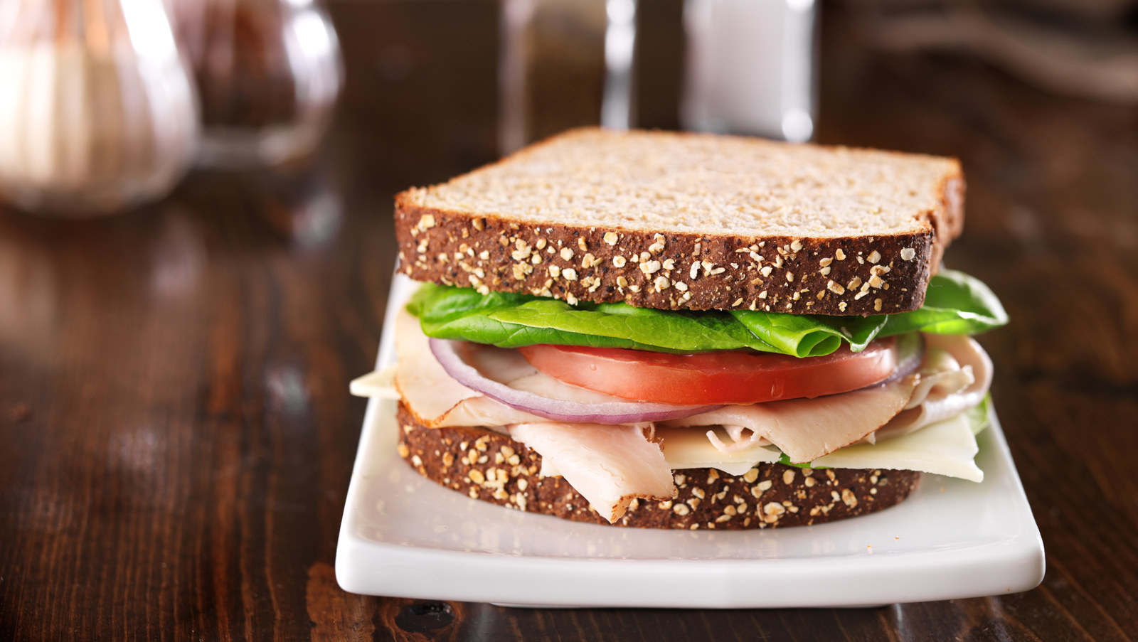 Seguramente has escuchado que dietas supuestamente saludables proponen este sándwich como opción, pero hay que pensarlo dos veces. Esto es porque los alimentos procesados como el jamón de pavo son altos en sodio, que no es bueno para el corazón.