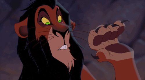 Scar significa literalmente cicatriz en inglés. ¿Nació con esa cicatriz en el ojo? Tú imagínate tener un hermano que está destinado a convertirse en rey y al que llaman MUFASA y a ti te miran de niño y te llaman Cicatriz. Pues no sé, normal que empieces a acumular cierto rencor.Otros posibles nombres: Il Divo, Alfonso de Borbón, Príncipe Harry.