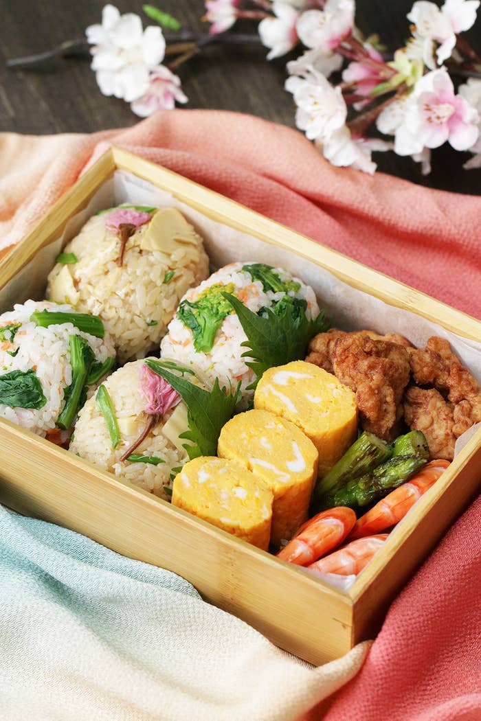 お花見弁当に 春のおにぎり2種 お花見弁当に 春のおにぎり2種
