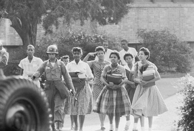 Minnijean Brown, Elizabeth Eckford, Ernest Green, Thelma Mothershed, Melba Patillo, Gloria Ray, Terrence Roberts, Jefferson Thomas y Carlotta Walls estaban listos para empezar la escuela secundaria en la Little Rock Central High School en septiembre de 1957, tres años después del caso Brown contra el Consejo de Educación. Este grupo de adolescentes se jugaron la vida por una educación igualitaria, tras recibir orientación sobre qué tenían que hacer si la situación se volvía adversa, como así sucedió. Miembros de la Guardia Nacional de Arkansas armados con rifles bloquearon la entrada de los estudiantes, y sobrevino un enfrentamiento de tres semanas, que terminó cuando el presidente Eisenhower envió a las tropas federales para que les escoltaran dentro. Aún así, los adolescentes sufrieron abusos. A Eckford le escupieron, a Patillo le lanzaron ácido a los ojos y todos recibieron burlas. Brown fue incluso expulsada por intentar enfrentarse al suplicio que estaba sufriendo. Aún en medio del cierre de la escuela y las continuas intimidaciones, todos ellos consiguieron, contra todo pronóstico, graduarse en la escuela secundaria. El grupo entero recibió la Medalla de Oro del Congreso en 1998, en homenaje a su &quot;abnegado heroísmo&quot;.