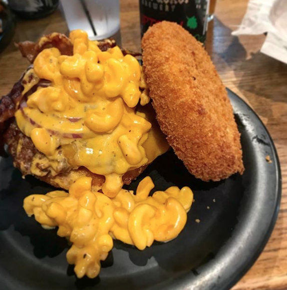 A mac &#x27;n&#x27; cheese burger on a plate