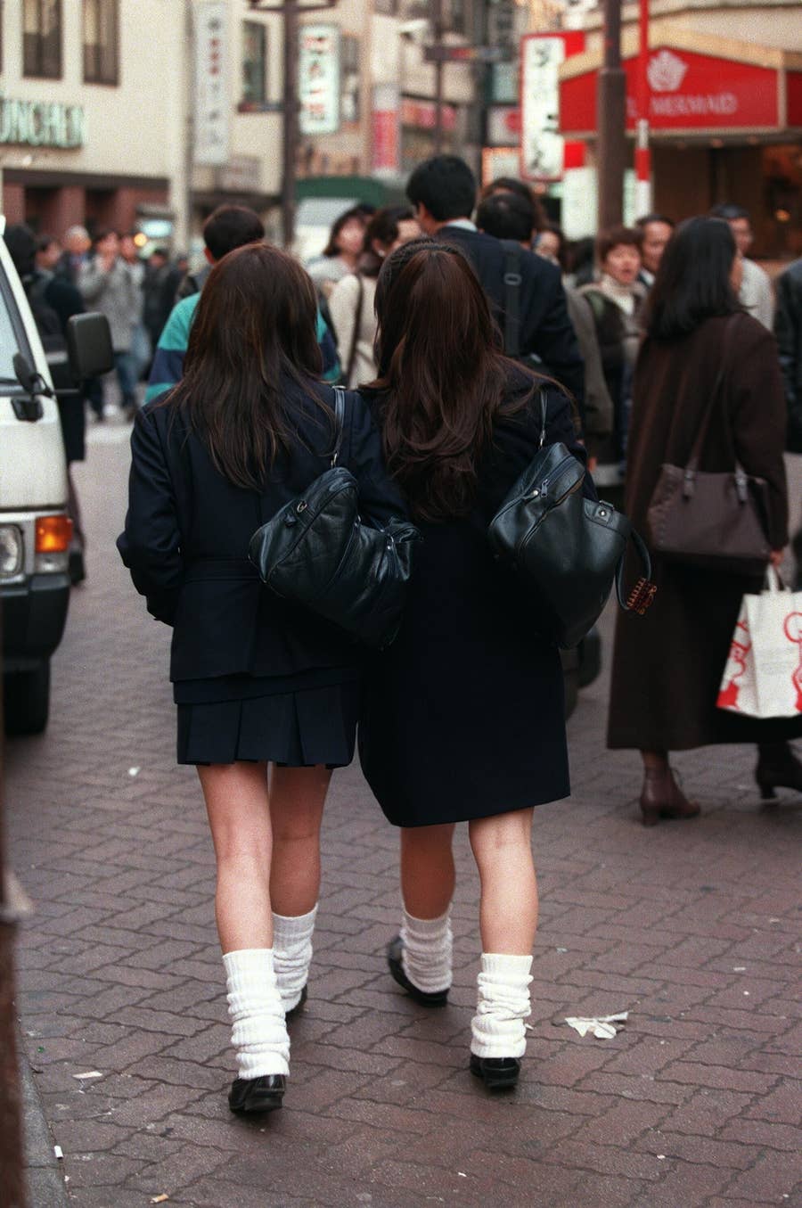 処女中学生集団レイプ 暴力を未然に防ぐために》