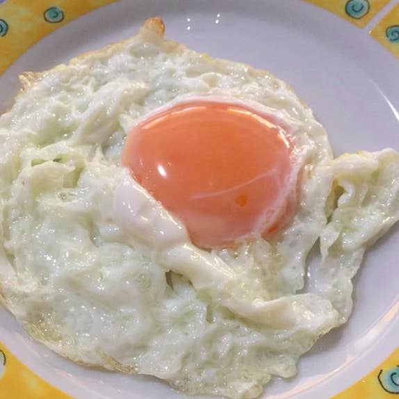 14 Photos Of Eggs With Runny Yolks That Will Make You Drool Against Your  Will