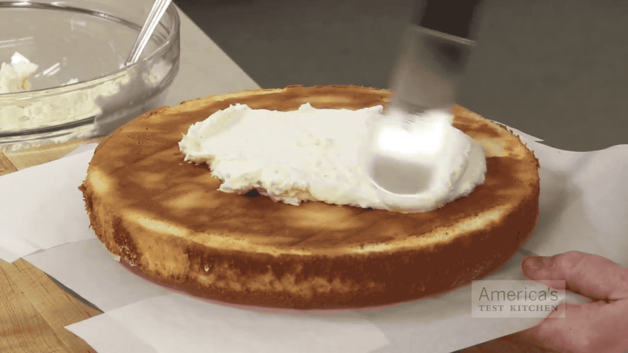 Sé paciente y espera hasta que esté completamente fresco al tacto, si no, corres el riesgo de que se arruine por completo y será mucho más difícil.Mira cómo glasear adecuadamente un pastel aquí.