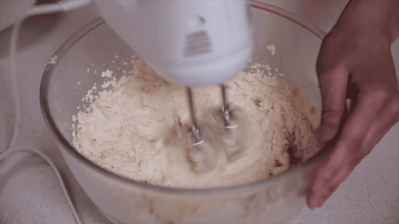 Batir la mantequilla y el azúcar juntos no se trata sólo de combinarlos, se trata de añadir aire. Una mezcla rápida no es suficiente, y algunas recetas requieren que se bata por hasta seis minutos — así que no te apresures. Si una receta te pide que batas la mantequilla y el azúcar juntos hasta un punto "liviano y esponjoso", dale suficiente tiempo hasta que el color de hecho se aclare — así es como sabes que el aire ha sido suficientemente incorporado.