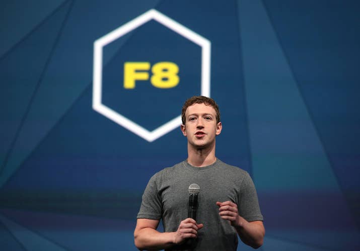 O CEO do Facebook, Mark Zuckerberg, faz a apresentação de abertura da conferência F8, em 30 de abril de 2014.