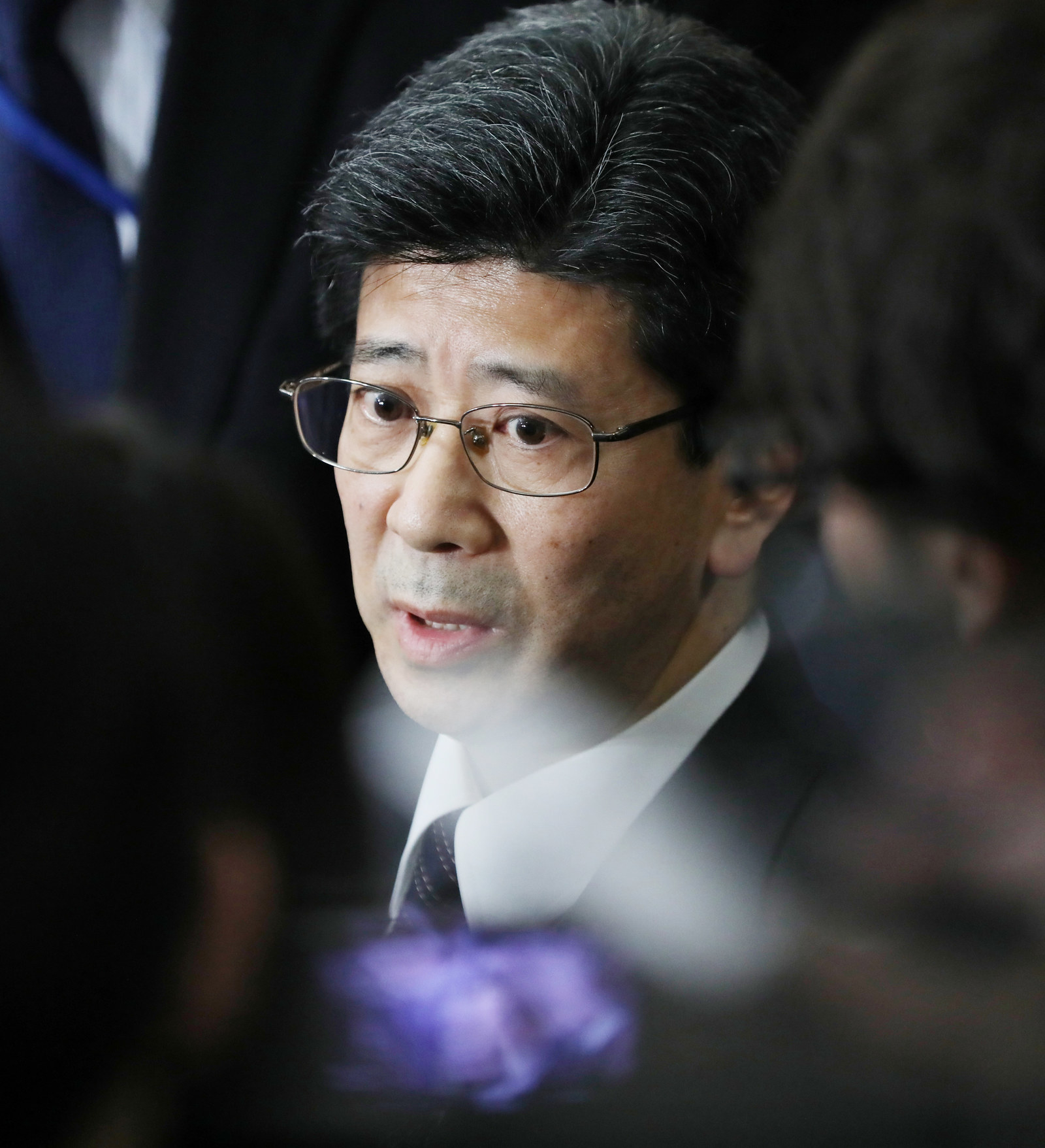 国税庁長官を辞任し、記者団の質問に答える佐川宣寿(9日撮影)