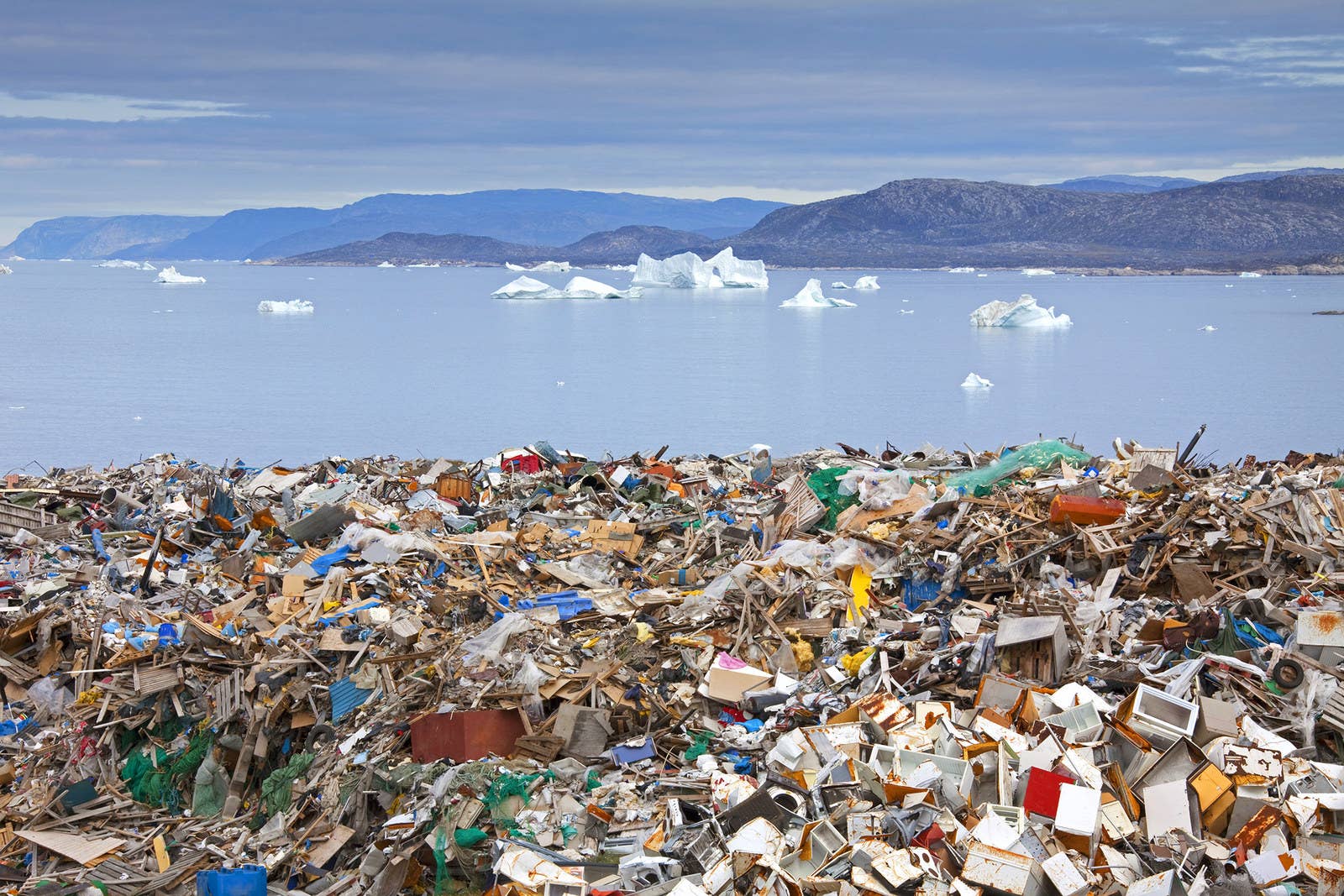 グリーンランドのディスコ湾には大量のゴミが廃棄されている。(2010年8月8日)