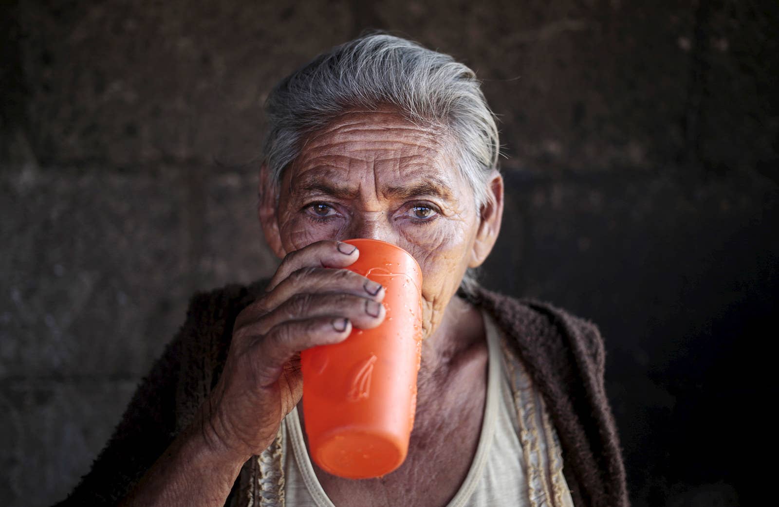 ニカラグアのエルクルセロで撮影された女性。6億5000万人もしくは世界の人口の10人に1人は、安全で健康に害のない水へのアクセスがないと言われている。これは人々の健康を害し、若くして亡くなるリスクを高めている。(2016年2月27日)