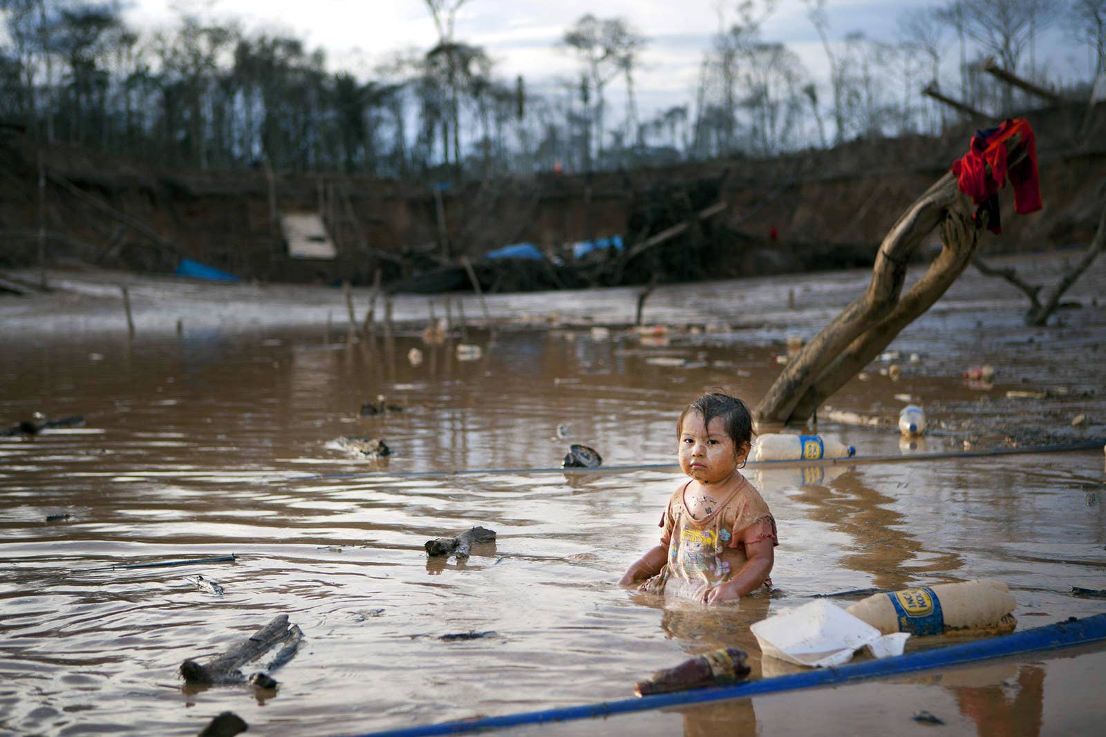 ペルーのマドレ・デ・ディオスエリアの金鉱山の近くにて。爆薬で大地を削り、水が噴き出したことで生まれた池は、ひどく汚染されている。(2014年3月3日)