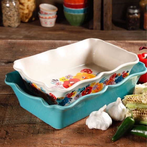 Zip, bang, boom all your casseroles to the table in an easy to clean, beautiful to present ceramic bakeware set from the Pioneer Woman collection.