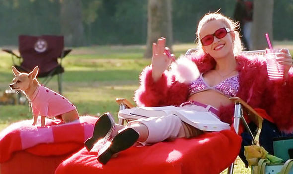 Después de comer, nada apetece más que poder revisar las aventuras de Elle Woods y su pelea por conseguir sus sueños sin renunciar a estar siempre estupenda. La película perfecta para ver el fin de semana y aromatizar los documentos para tu jefe el lunes.Puedes verla en HBO y en Rakuten TV.