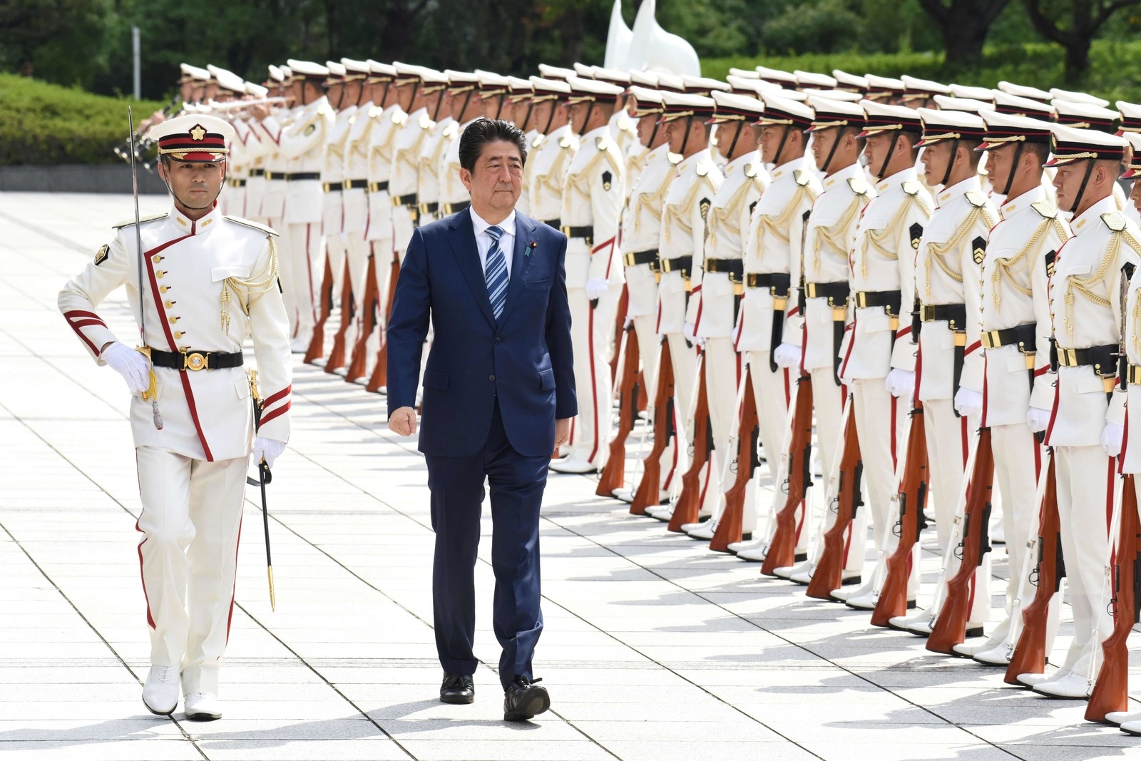 いまの憲法9条は、第1項で「戦争の放棄」を定め、2項では「戦力の不保持」と「交戦権の否認」を定めている。自民党の案では、これらの条文を維持し、その次に「(前項の規定は)必要な自衛の措置をとることを妨げない。そのための実力組織として自衛隊を保持する」とする「9条の2」を加え、自衛隊の存在を明文化する。
