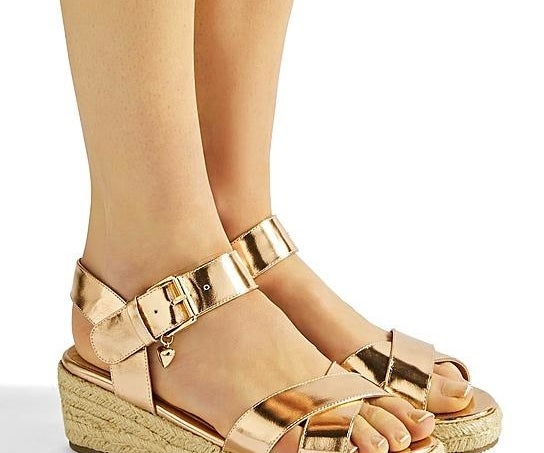 28 Cute Pairs Of Sandals For Wide Feet