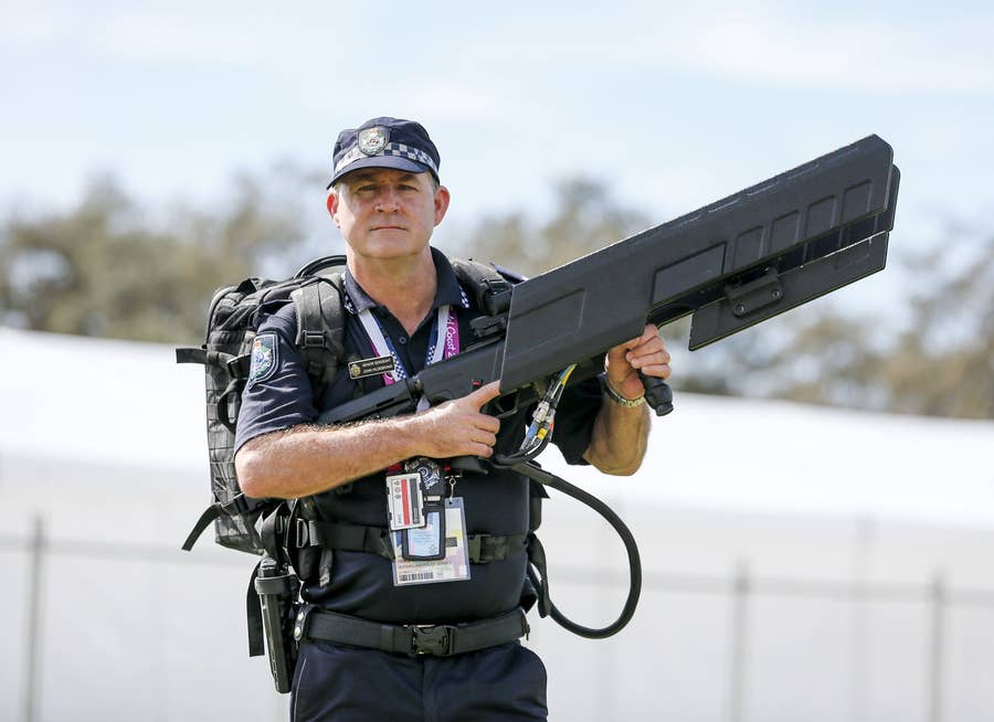 ドローンを撃つ銃 がスゴイ 無許可のドローン対策に