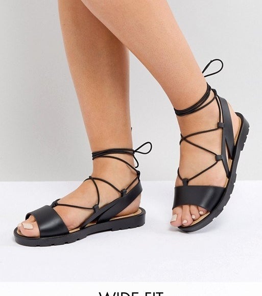 28 Cute Pairs Of Sandals For Wide Feet