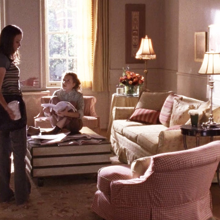 1. In Gilmore Girls, Rory's dorm room is perfectly organized and decor...