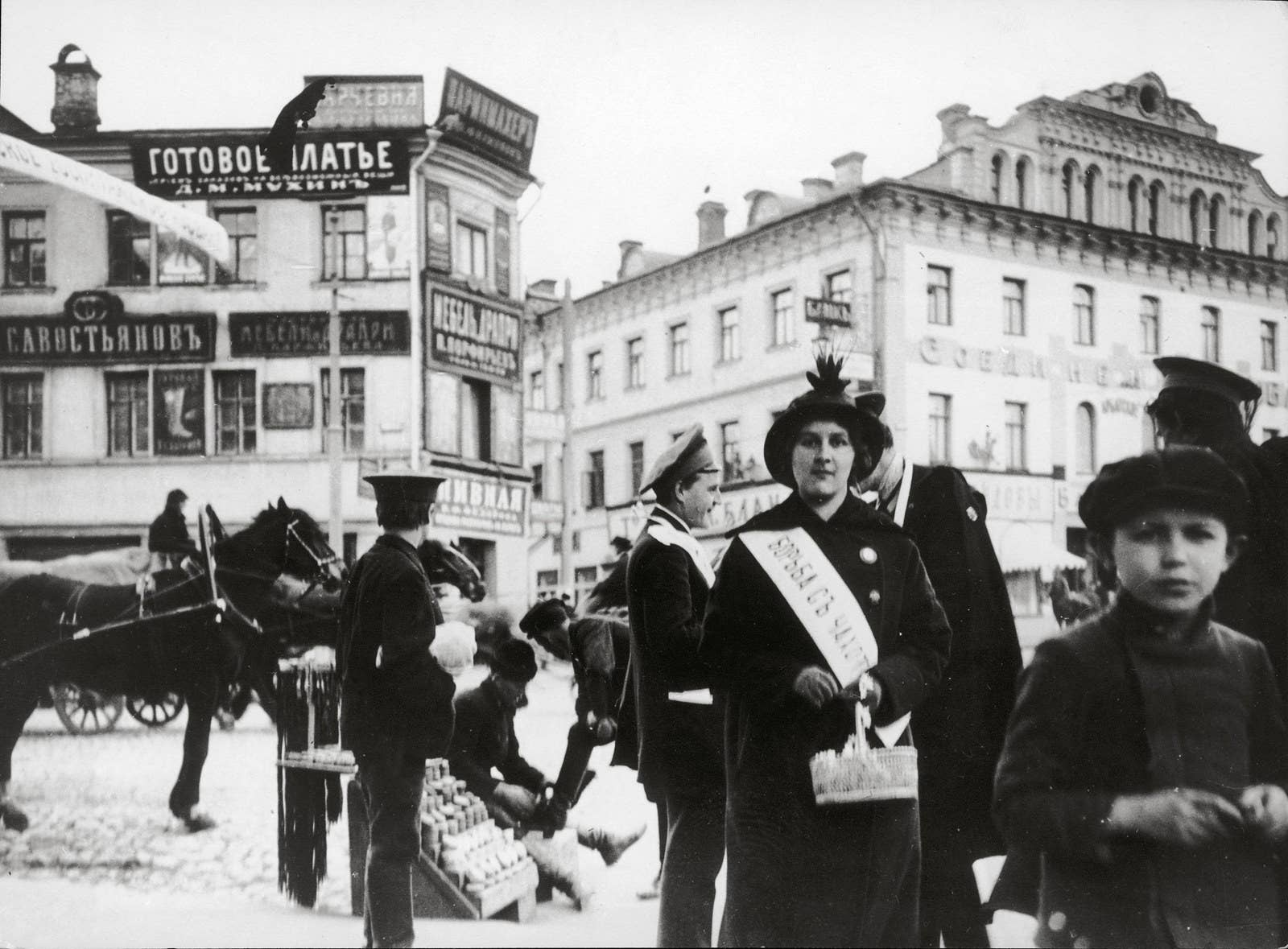 Pedestres na rua Arbat.