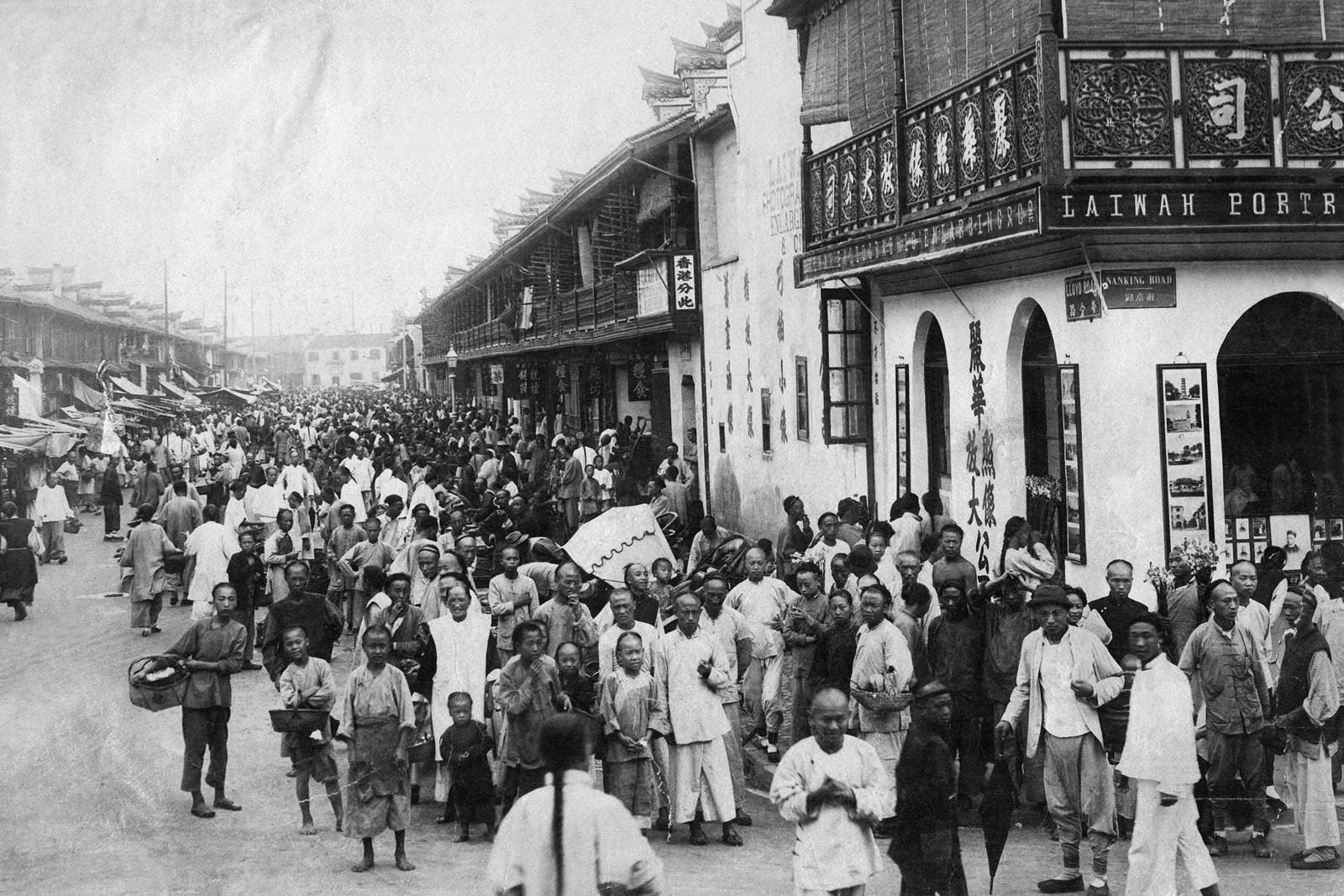 Multidão numa rua movimentada em 1910.