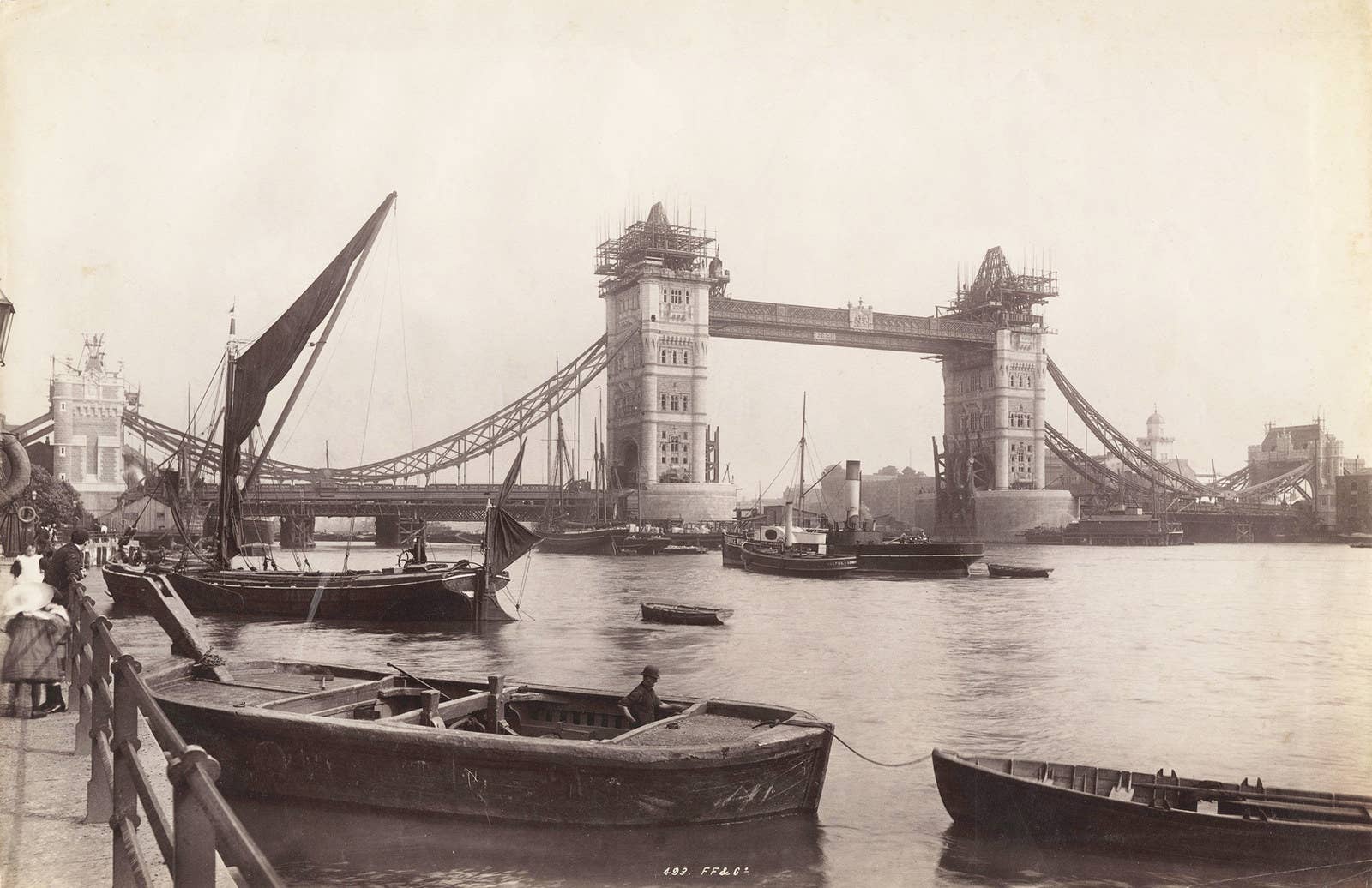 A Tower Bridge em construção pode ser vista ao fundo.