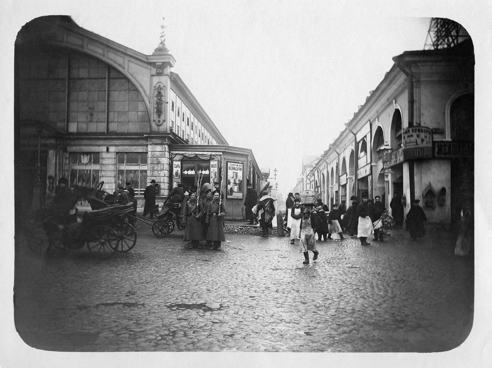 Soldados montam guarda com suas baionetas numa rua de São Petersburgo.