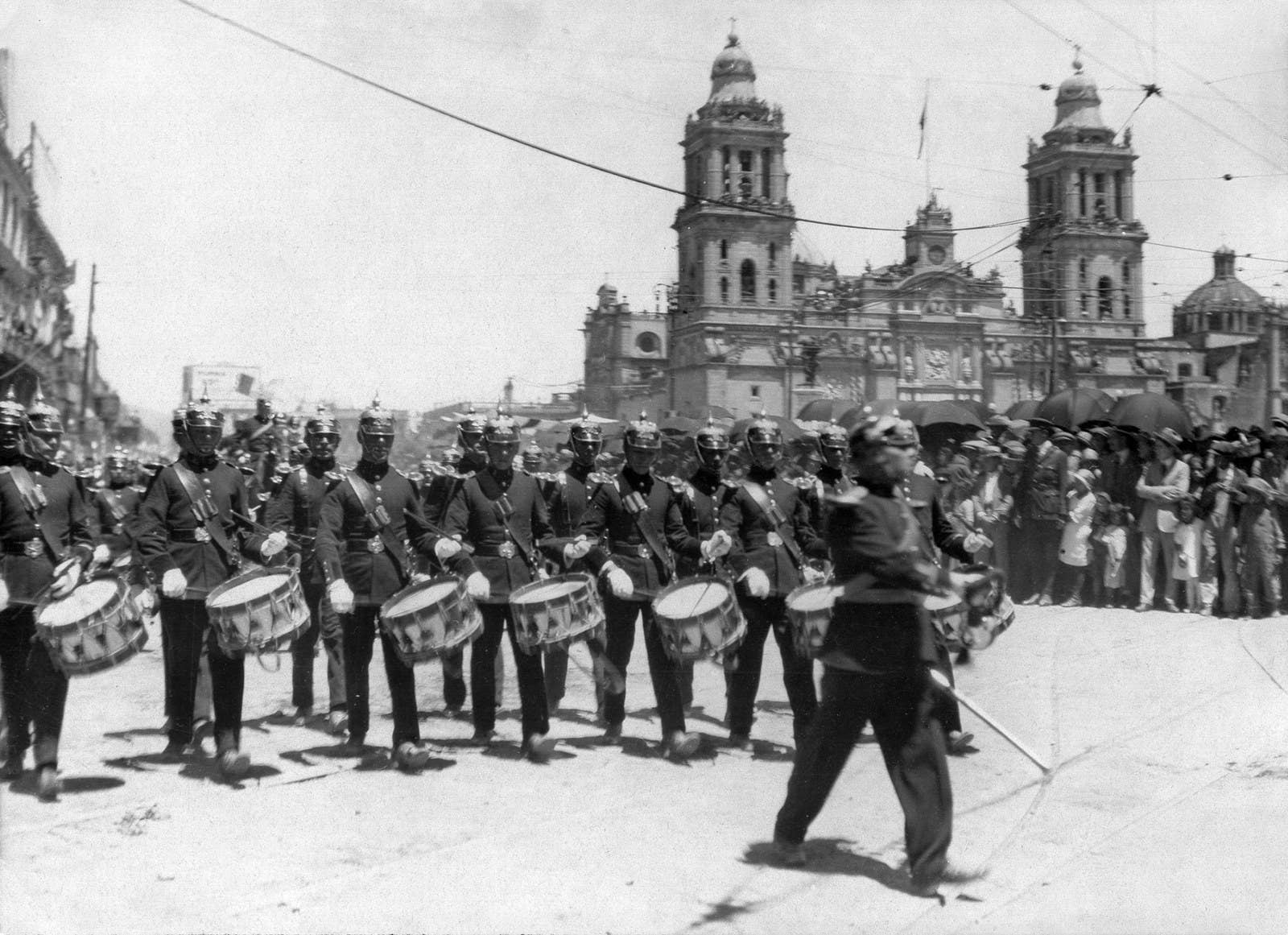 Desfile militar no Dia da Independência do México na Plaza de la Constitución.